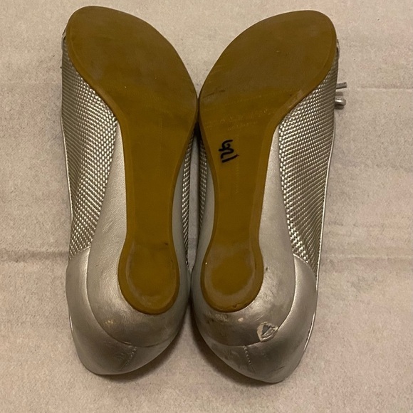 Stuart Weitzman Ideal Silver Nappa Rhinestone and Bow Flats. - Picture 12 of 16